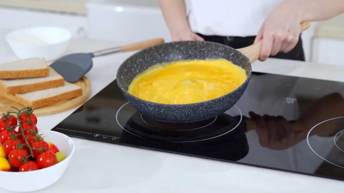 Eggs on medium heat and a whisper of oil: the release the coating is built for.